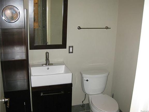 4th image of 610 S Troy St Unit 203