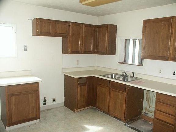 3rd image of 525 W Virginia Cres