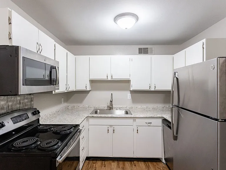 Newly Renovated Oak View Apartments — Photo 8