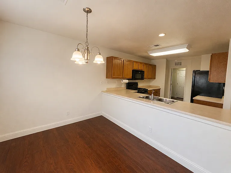 3290 N Vista Ave — Photo 5