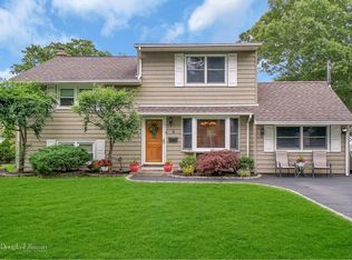 11 Jefferson Ave, East Islip, NY 11730