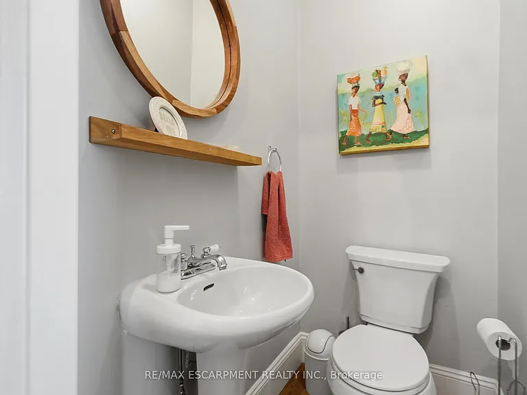 37 Connaught Ave S — Photo 16