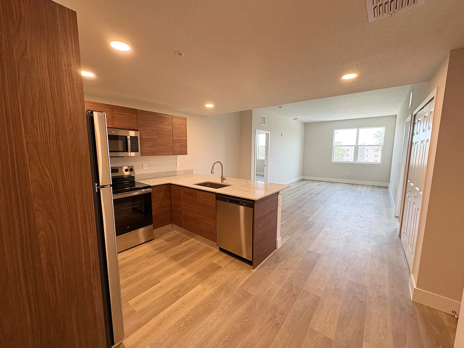 2 bed, 1022 sqft, $1,500 — Photo 4