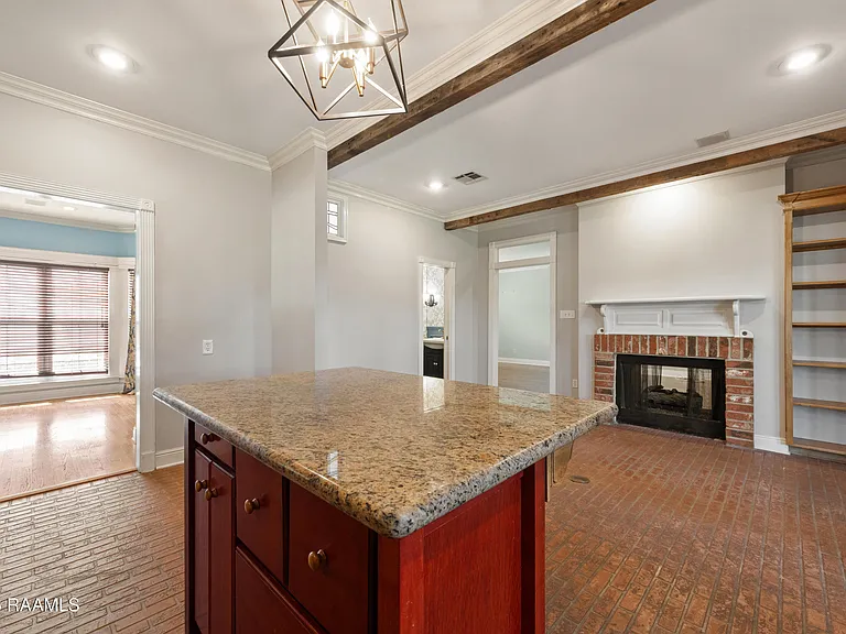 300 Oak Hollow Dr — Photo 17