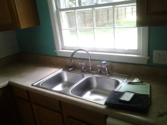 5th image of 1028 Hillcrest Dr