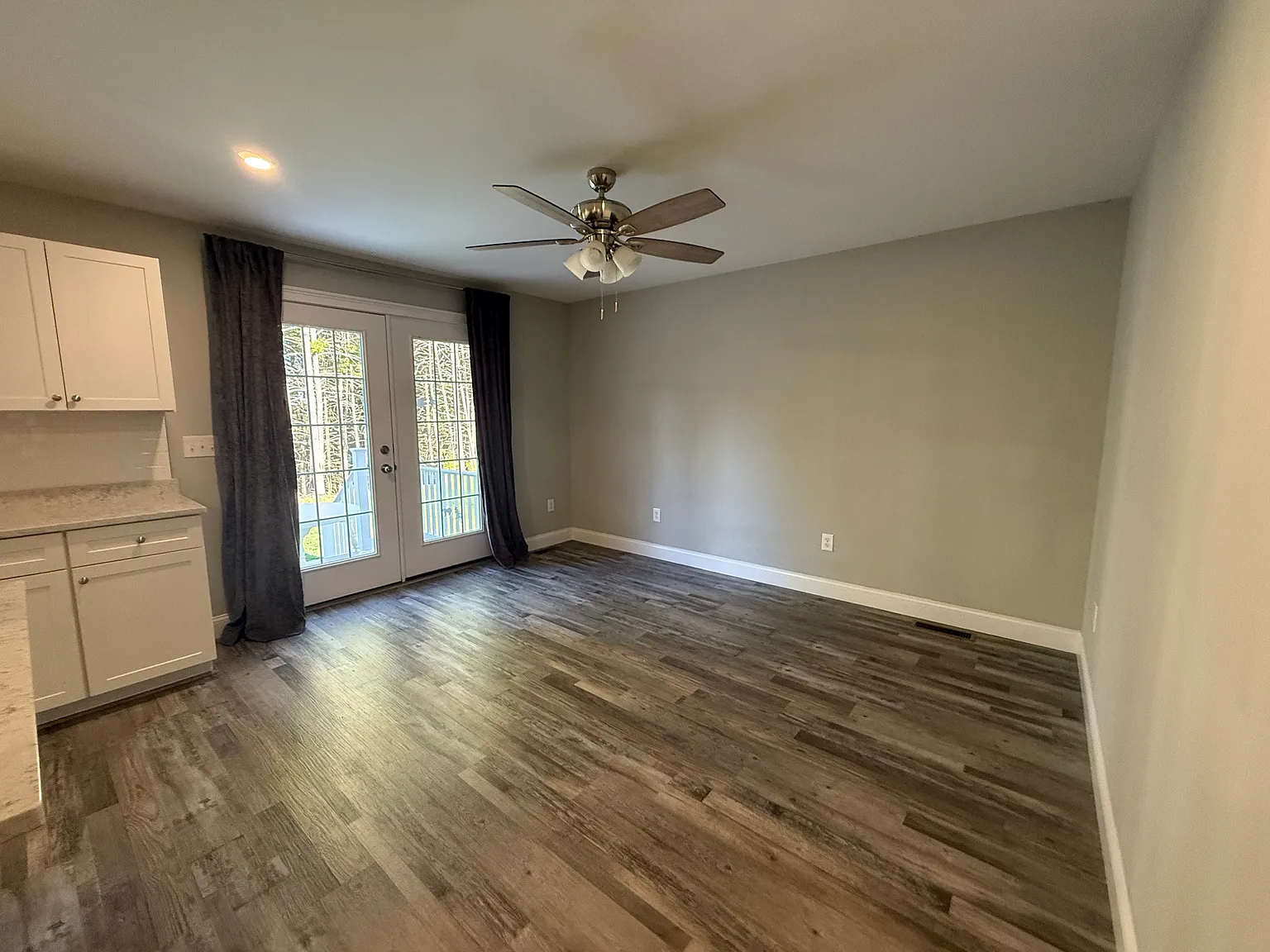 3 bed, 2.5 bath, 1895 sqft, $3,200 — Photo 2
