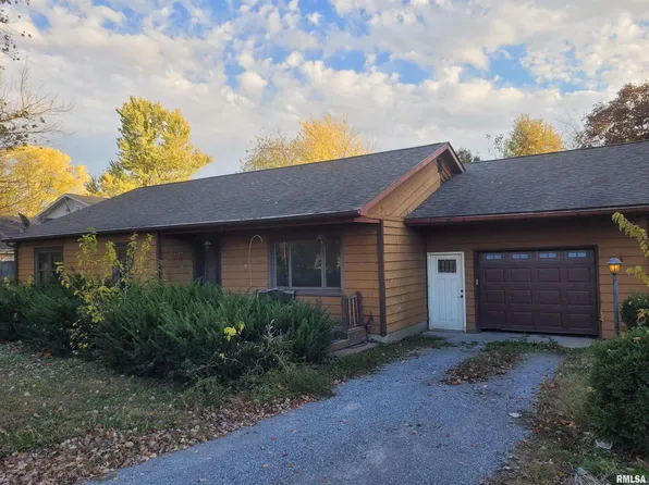 385 W 3rd St, Bonnie, IL 62816