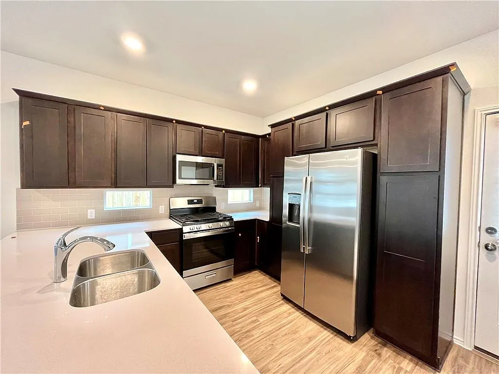 2 bed, 2.0 bath, 1029 sqft, $1,900 — Photo 2