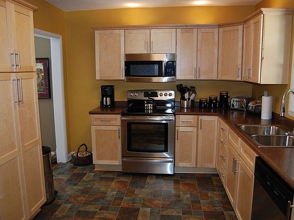 Kitchen w/ new stainless steel appliances