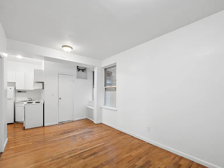 320 E 49th St #35 — Photo 1