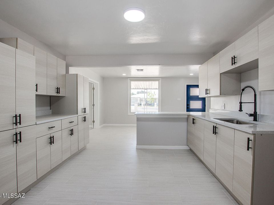 1st image of 910 W Calle Antonia