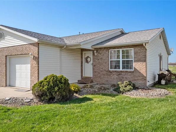 140 Sunbeam Dr #B, Highland, IL 62249