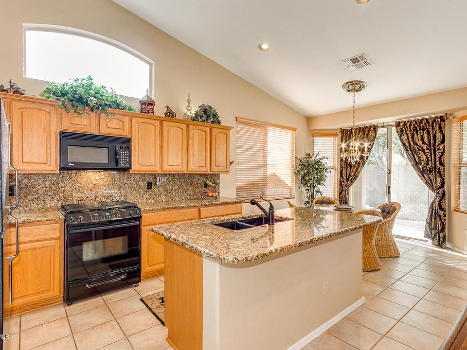 Open Kitchen w/ Large Island