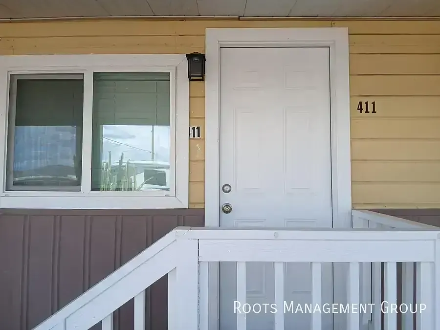 10540 E Apache Trl — Photo 2