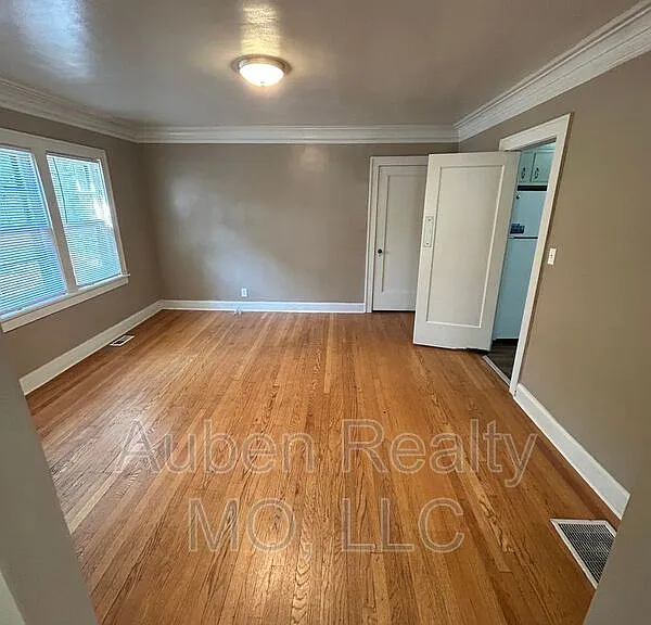 5446 Charlotte St #1F — Photo 7