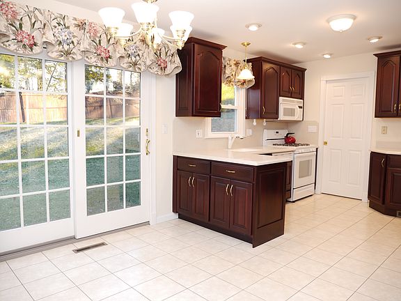 Eat-In Kitch w/Doors to Yard