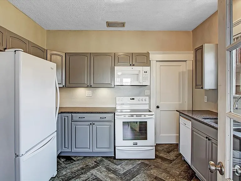301 E Columbus St — Photo 15