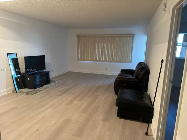 410 SE 2nd St, Hallandale, FL