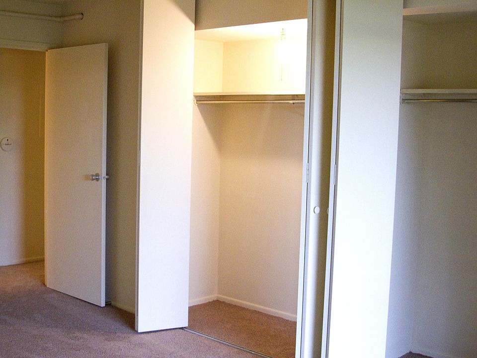 1st image of 925 N Sterling Ave Unit 106