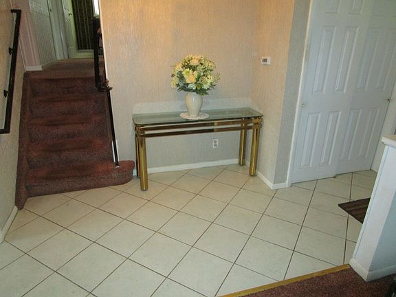 CERAMIC TILE ENTRANCE FOYER