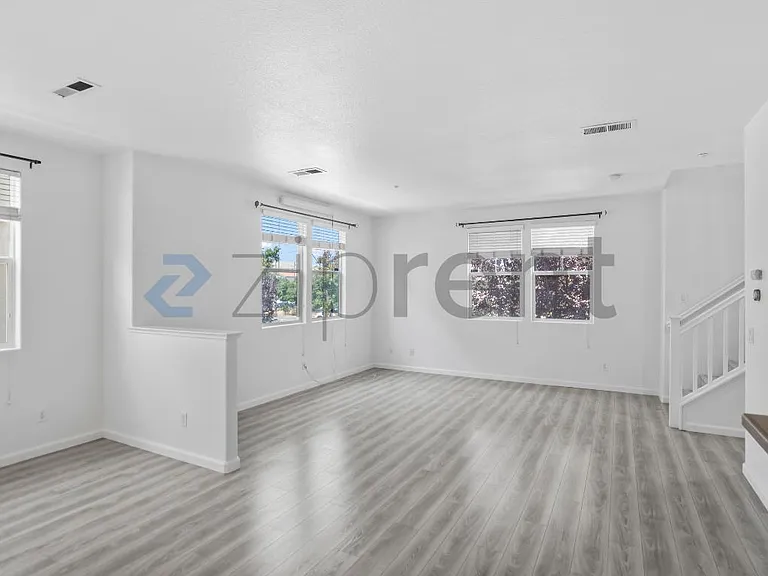 657 N Capitol Ave — Photo 11