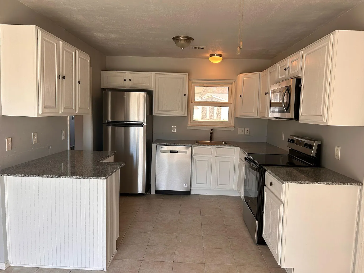 3 bed, 1140 sqft, $1,500 — Photo 2