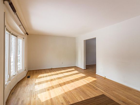 4th image of 1345 Ravenwood St