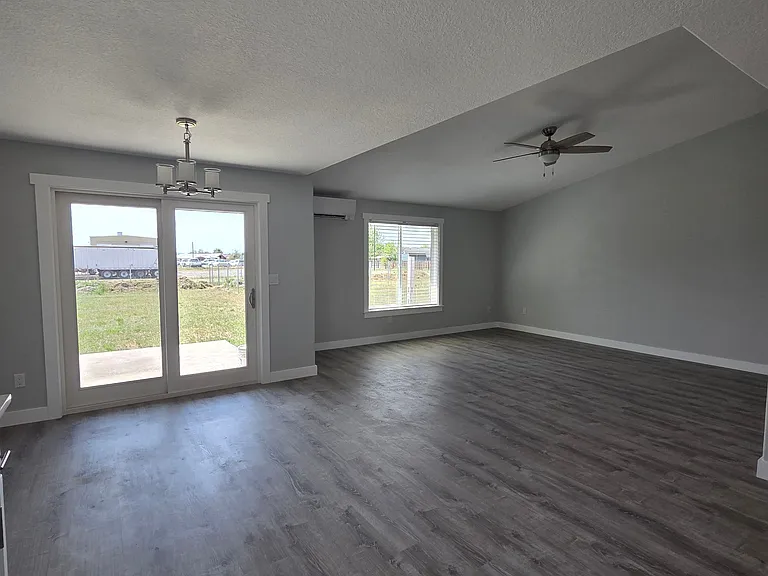 NE Yellowpine Rd — Photo 3