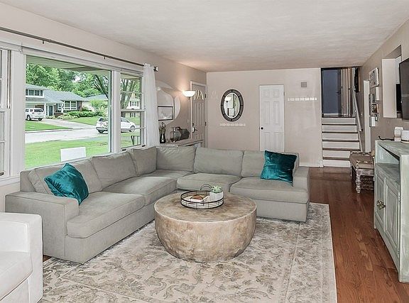 5th image of 327 Elmwood Dr