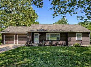 2413 Queen Ridge Dr, Independence, MO 64055