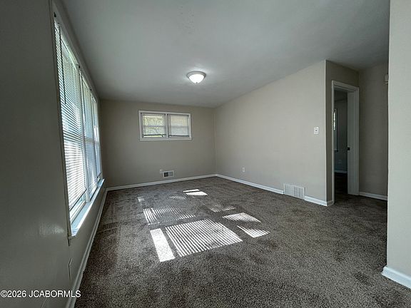 5th image of 418 Lark St