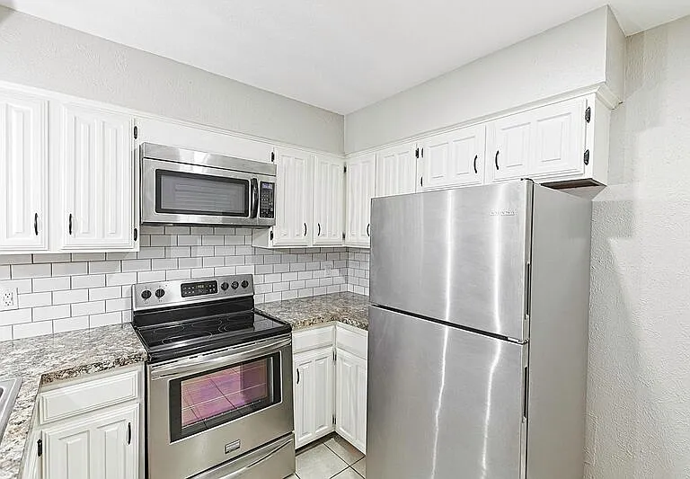 889 Dublin Dr #D — Photo 8