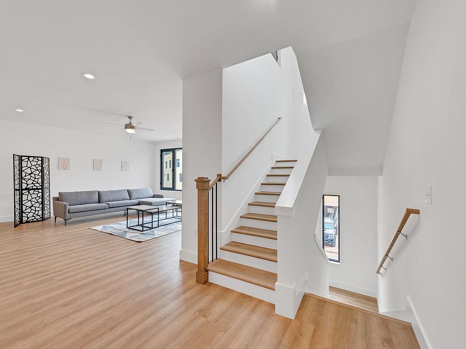 1st image of 1207 Oval Dr