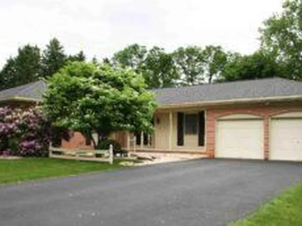 28 Meadow Ln, Smoketown, PA 17576