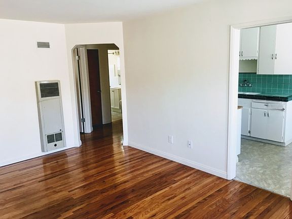 3rd image of 3155 Lincoln Ave