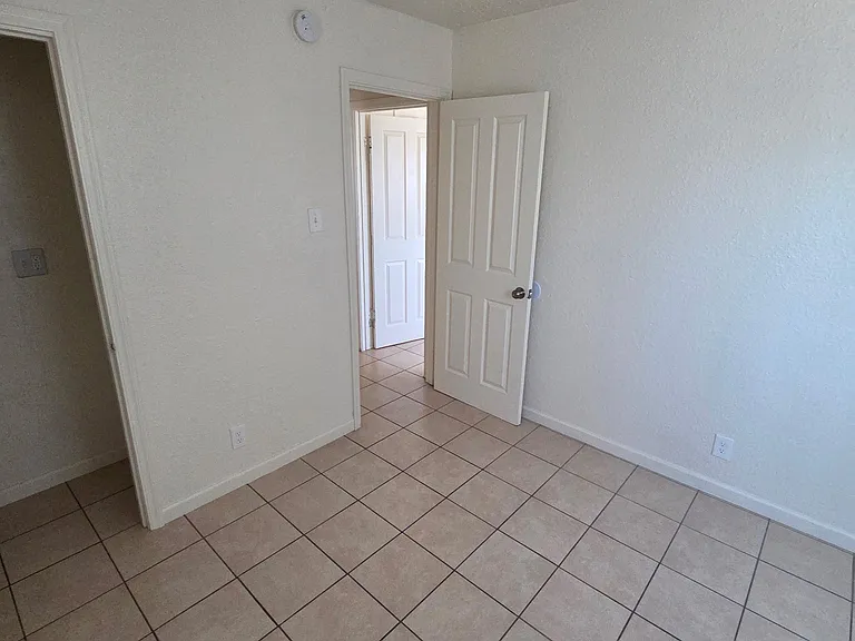 2433 E Cameron Vis — Photo 15