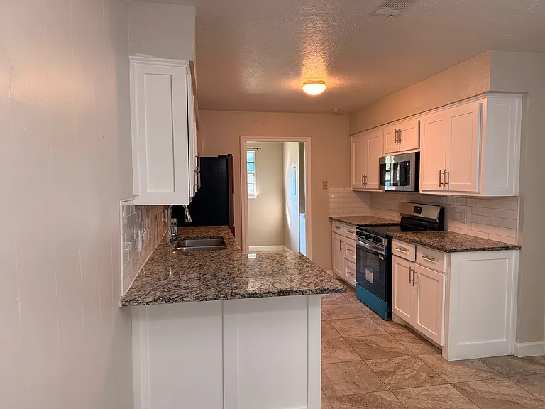 1004 Locust St — Photo 3