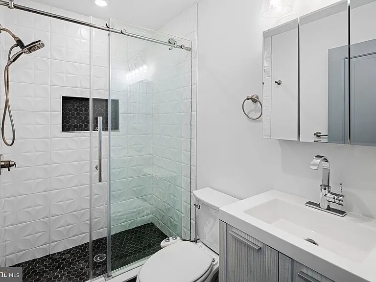 411 W Berks St #1 — Photo 8