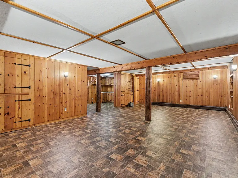 125 W Governor Rd — Photo 22