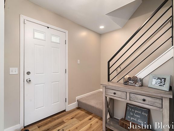 5th image of 2293 Beatrice Dr NE