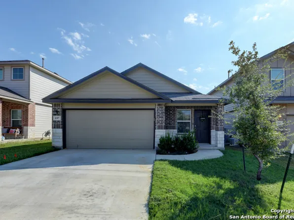197 Middle Green Loop, Floresville, TX 78114