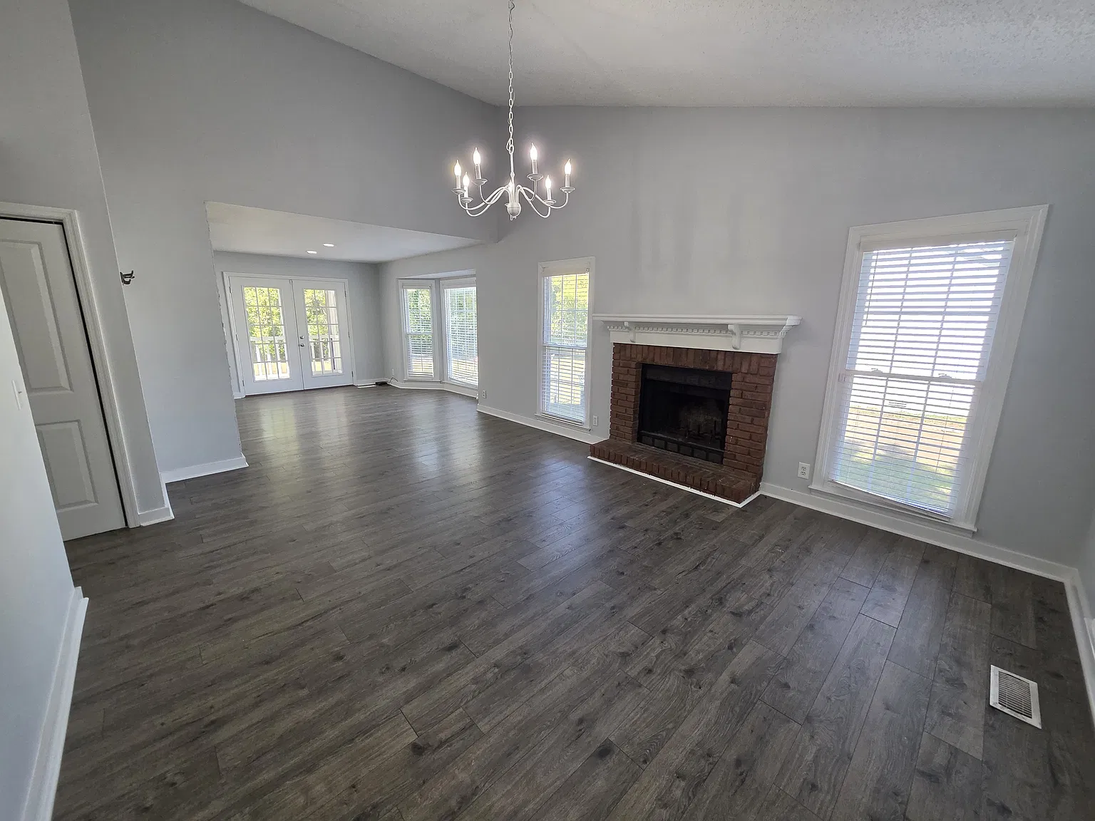 3 bed, 1144 sqft, $2,100 — Photo 3