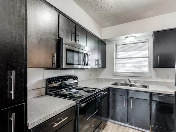 6636 Reeves St, Fort Worth, TX 76118