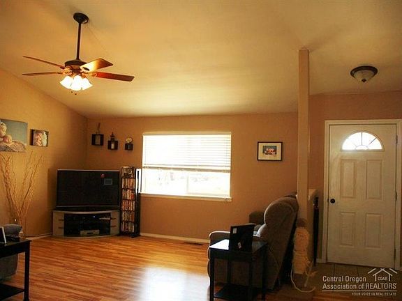 4th image of 406 SE Mercury Ln