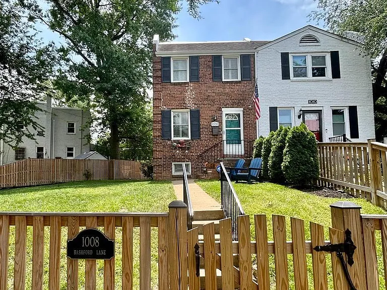 1008 Bashford Ln — Photo 2
