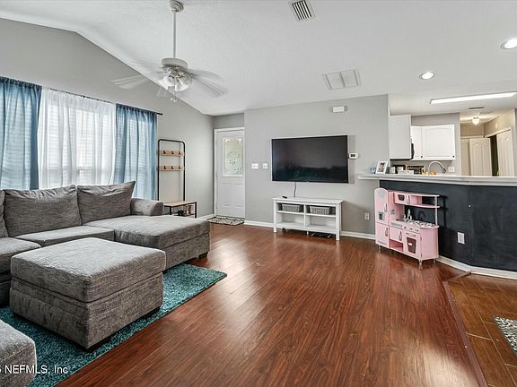 5th image of 216 W VIVIAN Drive