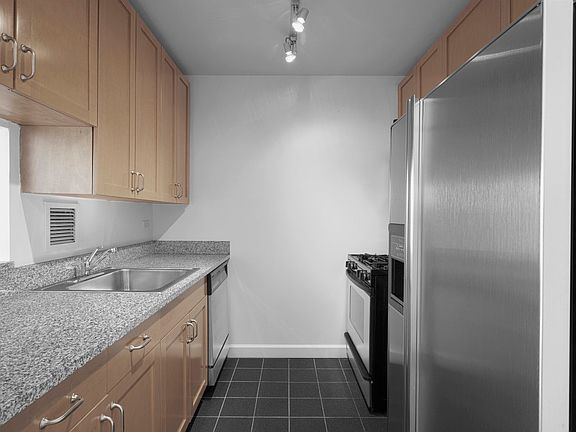 4th image of 420 W 42nd St APT 9D