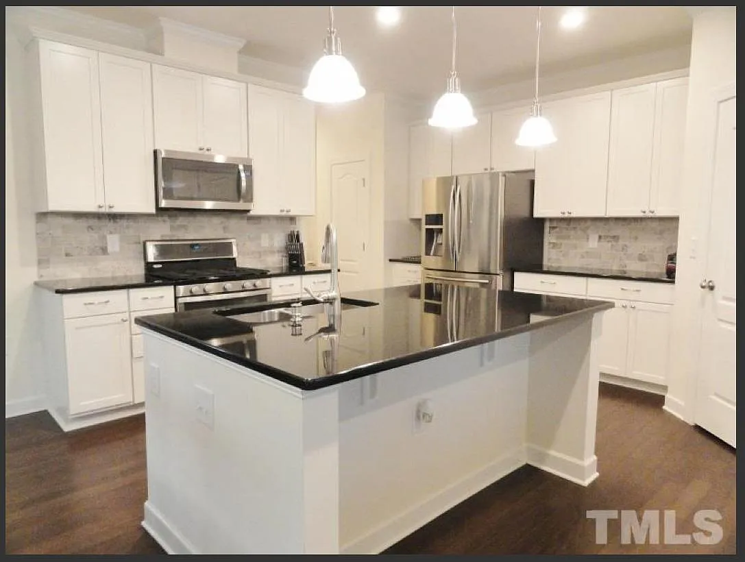 5 bed, 2.5 bath, 2620 sqft, $2,700 — Photo 3