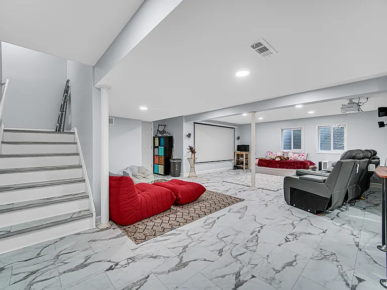 2033 N Evergreen Ave — Photo 8