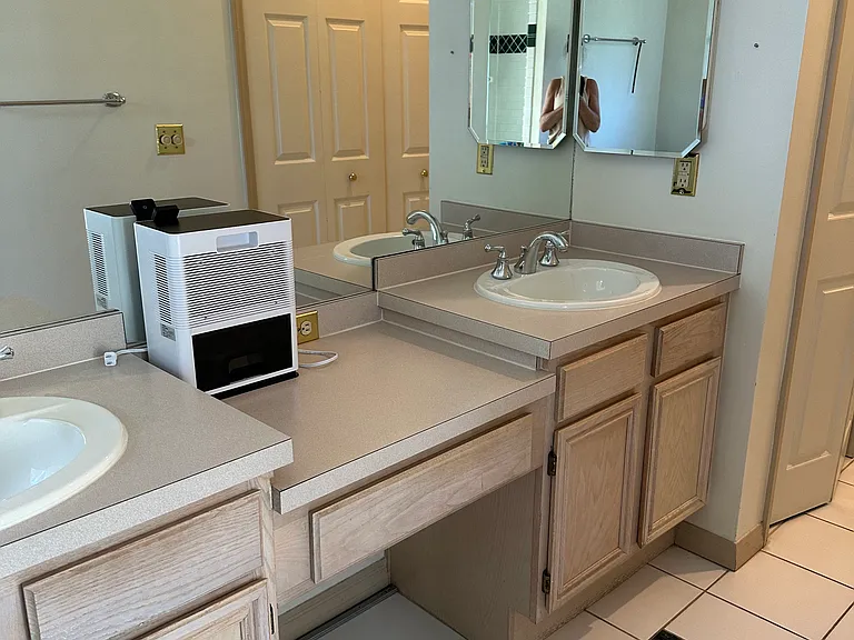 Double sinks masterbath